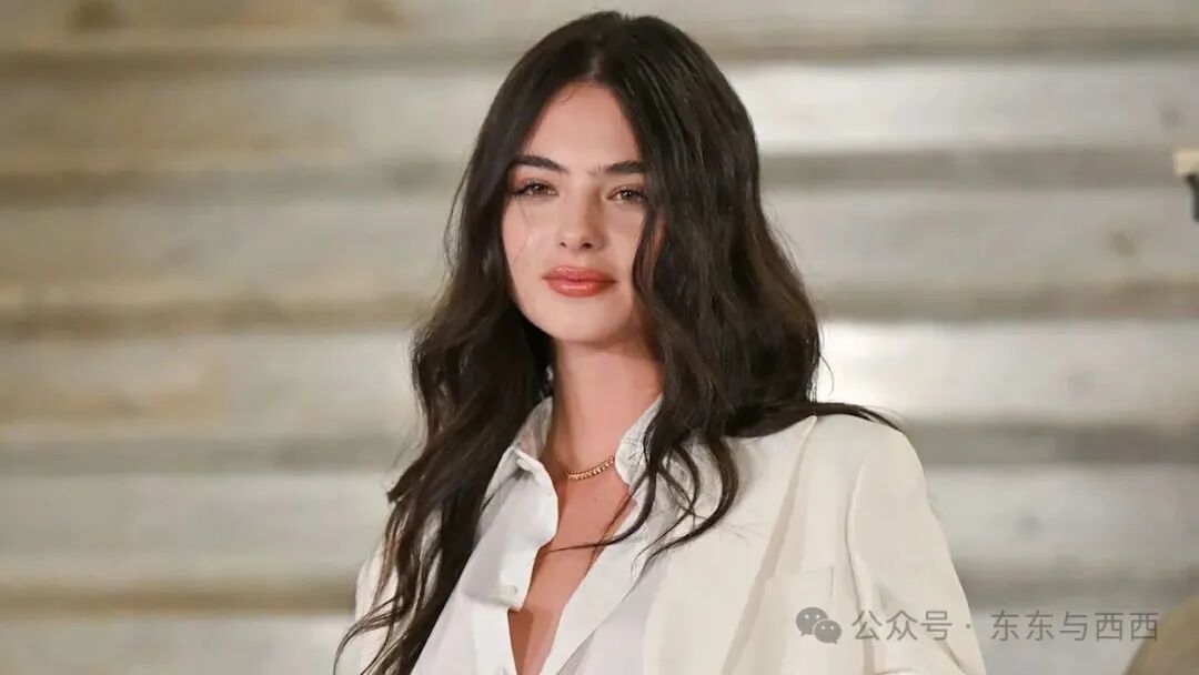 Deva Cassel (21 ans) rayonne avec sa nouvelle coupe au d&eacute;fil&eacute; Dior, elle  ressemble plus que jamais &agrave; Monica Bellucci