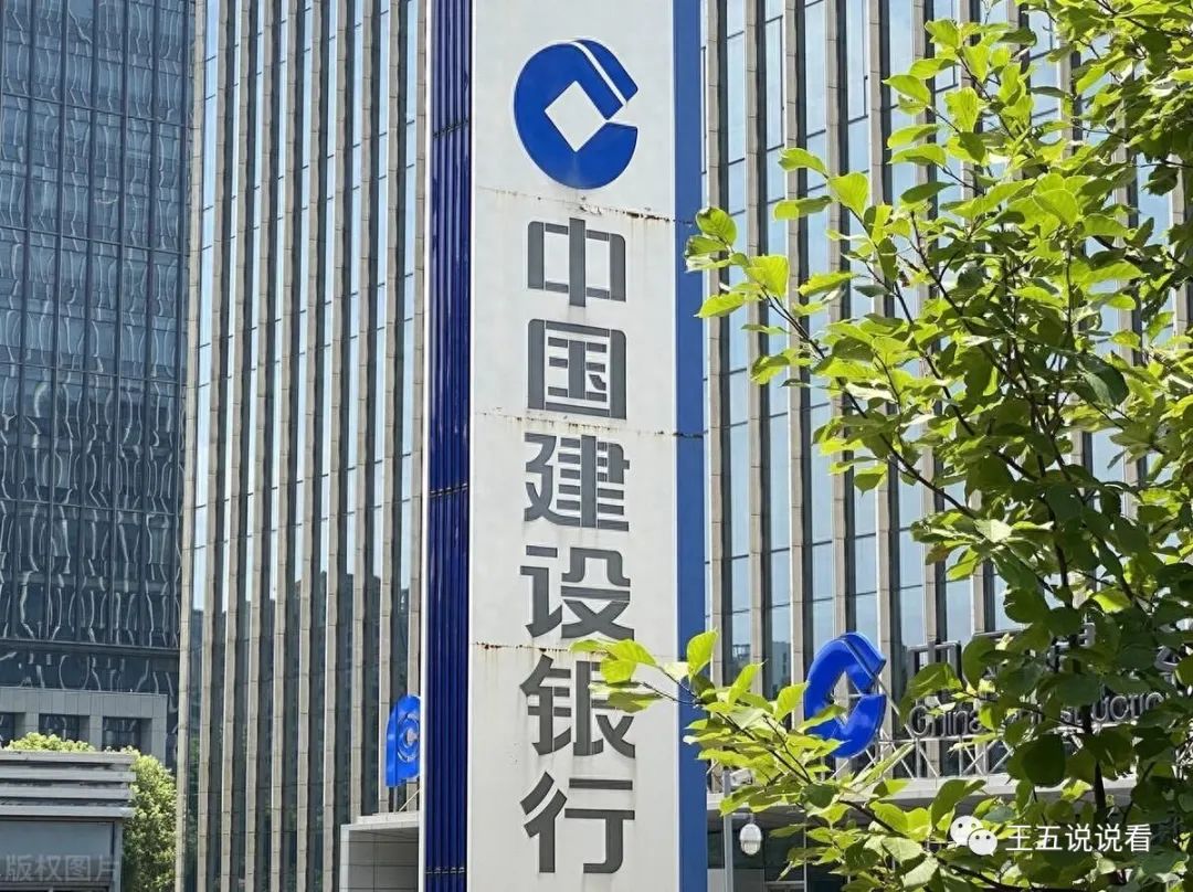 7万元放银行一个月多少钱,10月28日，建设银行存款利息调增！7万元存一年，利息有多少..