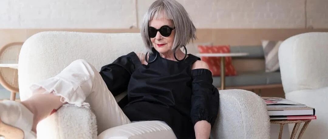 全世界年轻人都在学她穿衣服，65岁大学教授意外爆红ins：因为她，我取关了100个时尚博主