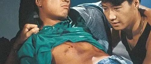 他是一代视帝，曾与周星驰搭档、梁朝伟同台，如今却“沦落到摆地摊为生”？