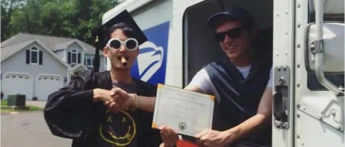 看了国外快递小哥的各种骚操作，才知道中国收快递有多方便....