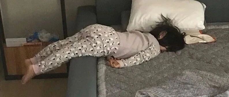 ins爆红小姐弟的“社畜日常”，每一帧都像极了节后第一天上班的你，网友：哈哈哈扎心了