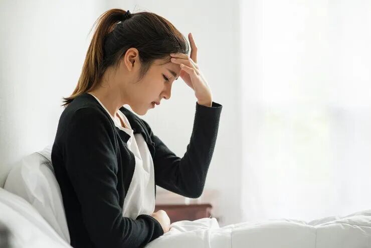 ae32fcba56f0d7830a1a509a1b58f5aa_sick-woman-had-headache-hands-touched-her-head-bed_1150-26097_ga=GA1.1.3307806.1777725914&semt=ais_hybrid&w=740&q=80.jpg