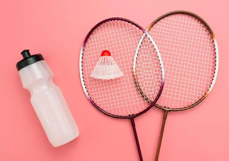 aee3d3a6a88e9c9f3cea20a5b0f9e77d_flat-lay-badminton-set-with-water-bottle_23-2148523201_ga=GA1.1.895942710.1708221814&semt=ais_hybrid&w=740&q=80.jpg