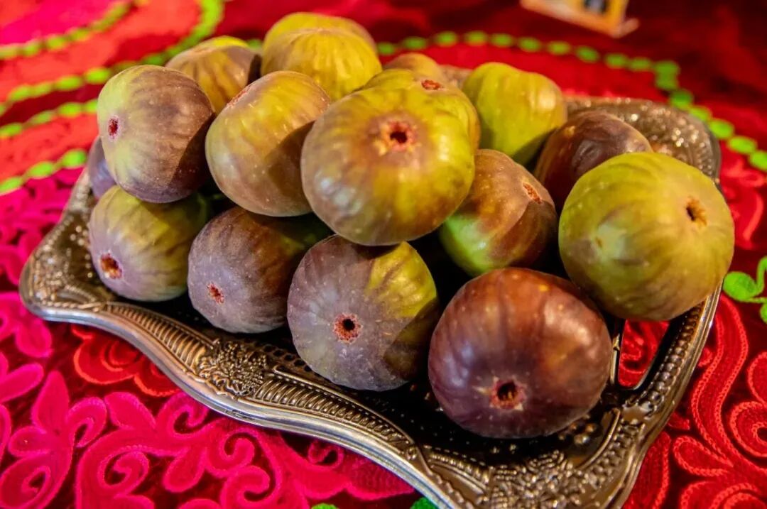 首页>/美食>阿图什人会热心地告诉你,买无花果干要买那种个头小的