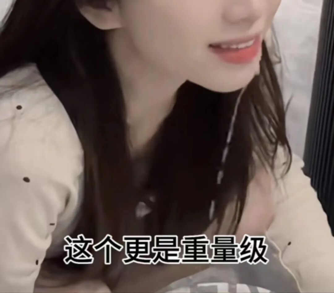 美女挑战无表情吃柠檬,结果口腔爆浆满脸汁水,评论区一针见血