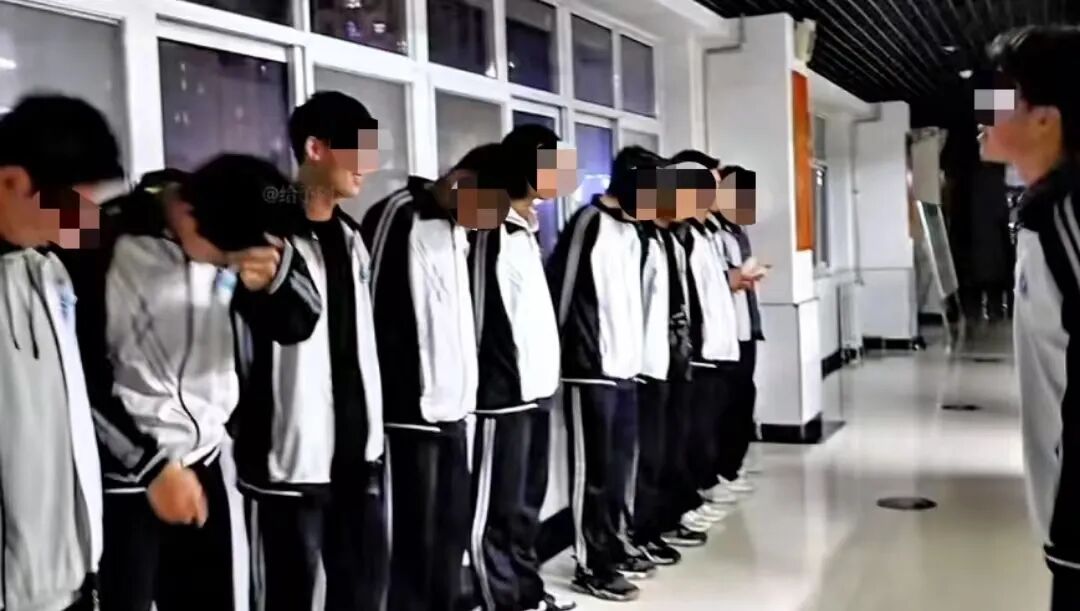 什么罚站只是换种出场方式罢了