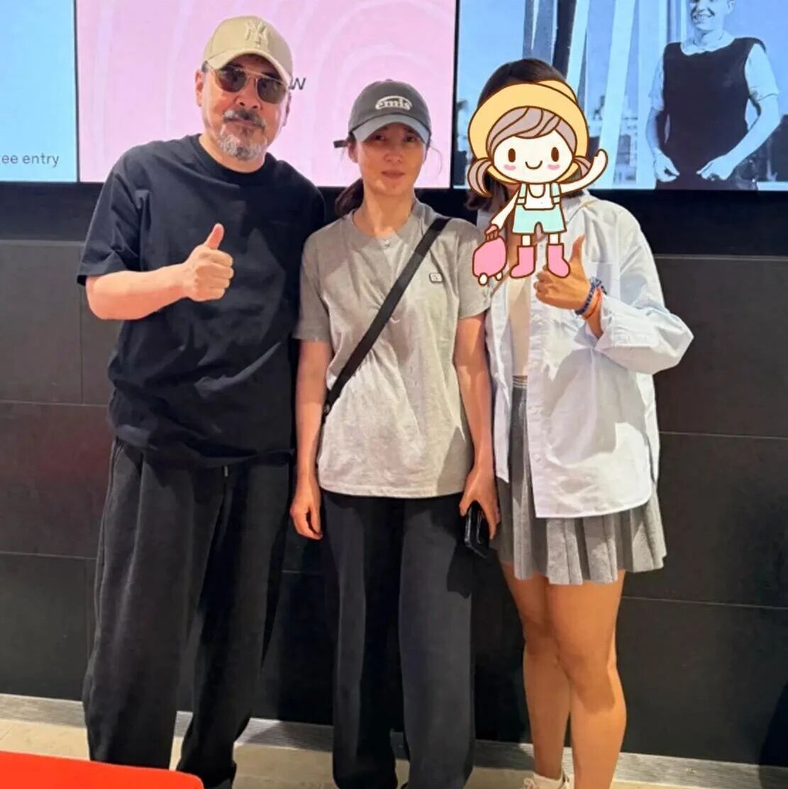 蒋勤勤一家五口度假,俩儿子长相普通,婆婆露面与陈建斌似同龄人