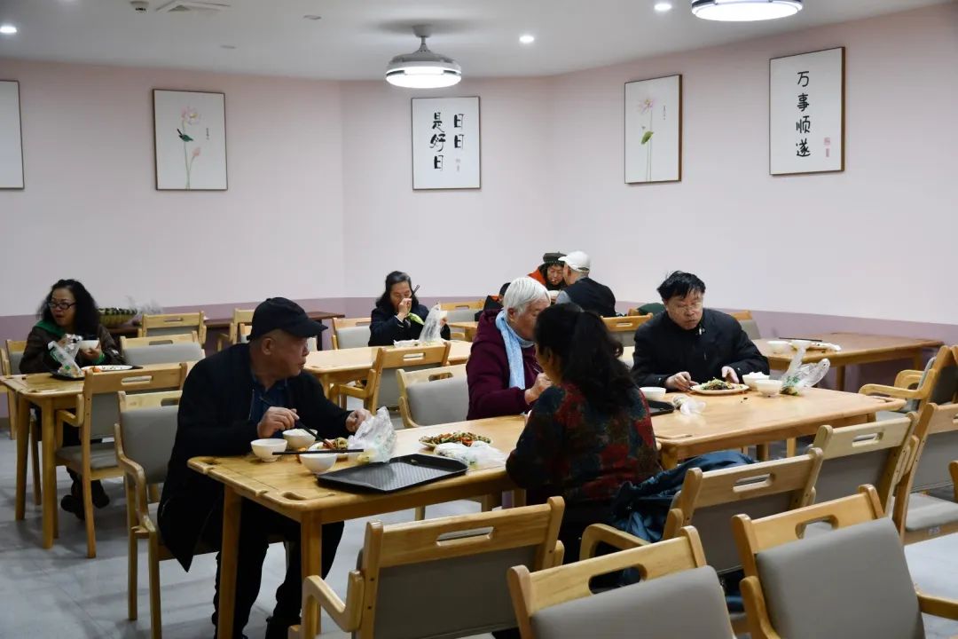 居民正在用餐下一步,甲秀幸福裡新華路街道養老服務