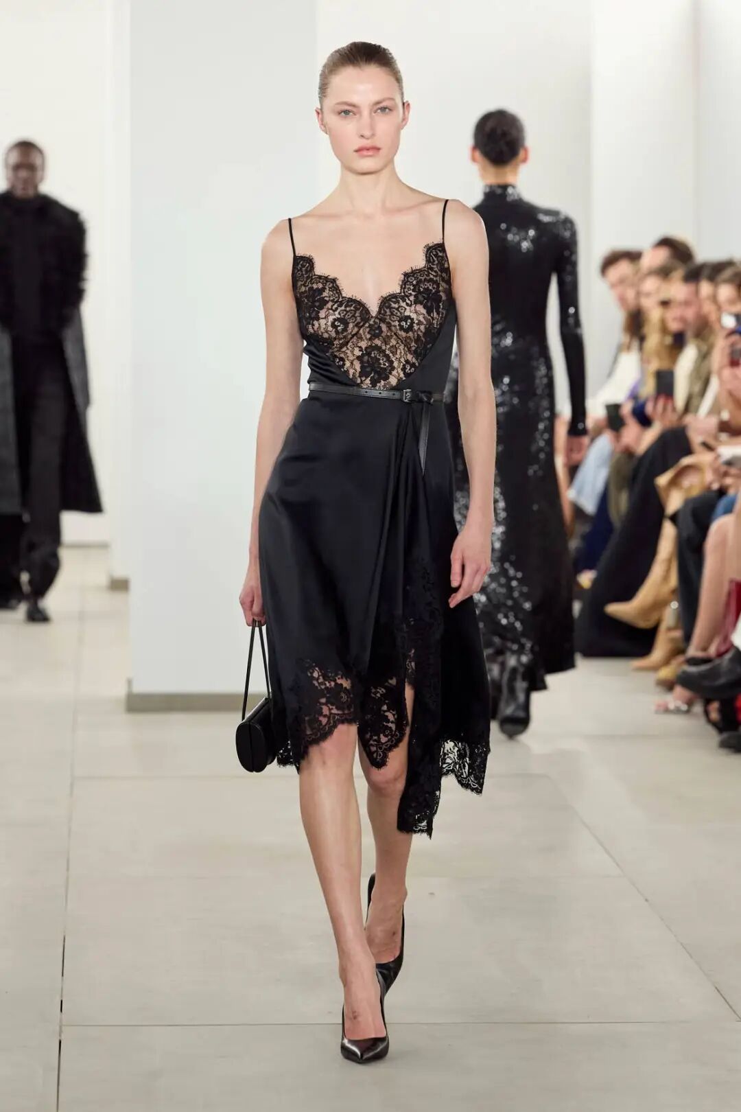 纽约时装周趋势"精致风格,学院风,内衣廓形和包裹性"主导秀场