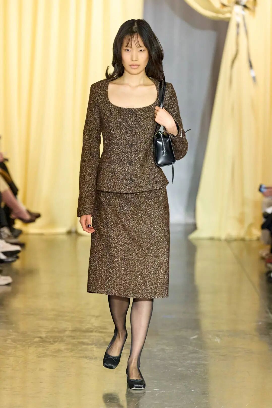 纽约时装周趋势精致风格学院风内衣廓形和包裹性主导秀场