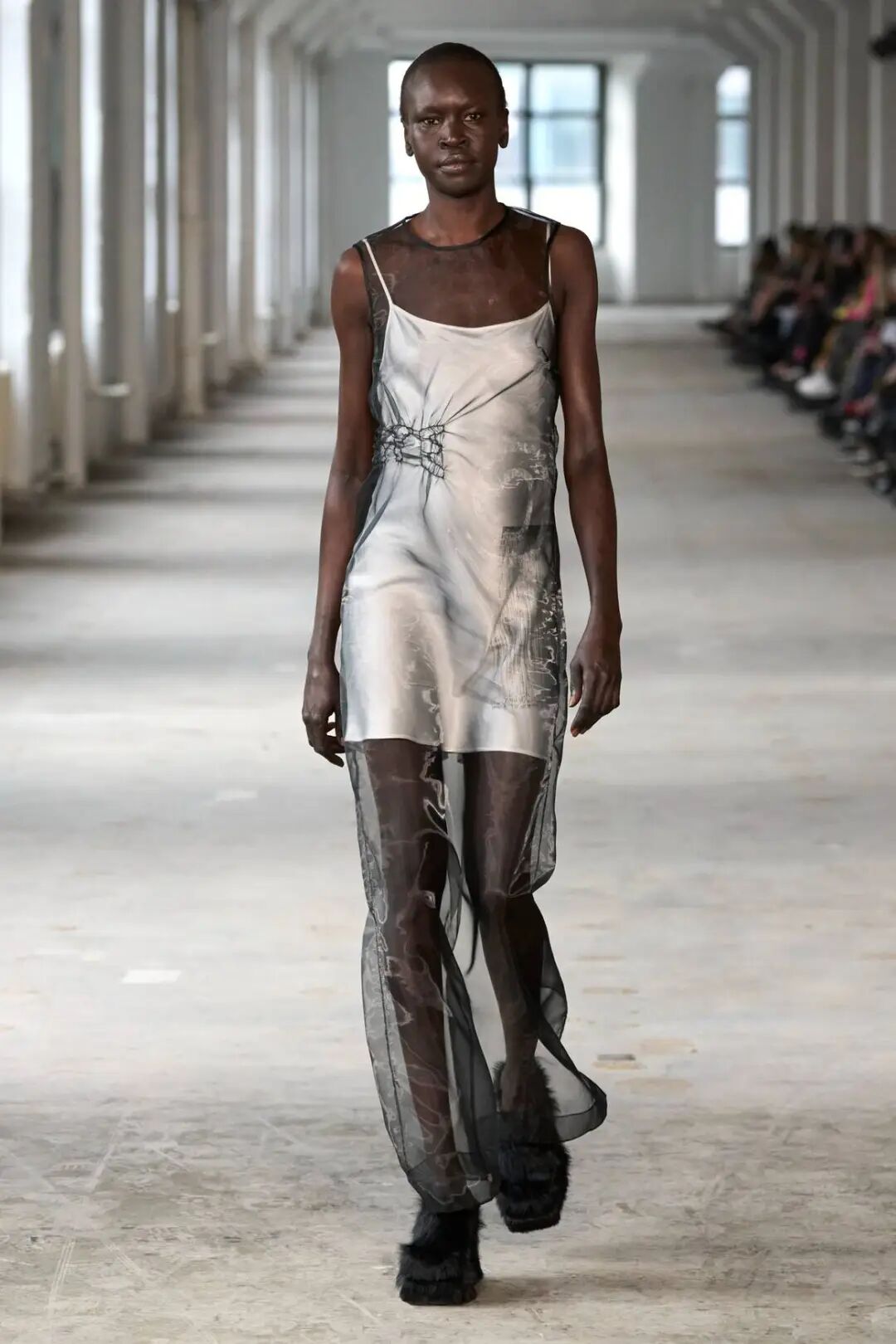 纽约时装周趋势精致风格学院风内衣廓形和包裹性主导秀场