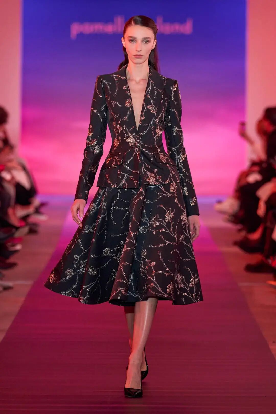 纽约时装周趋势精致风格学院风内衣廓形和包裹性主导秀场