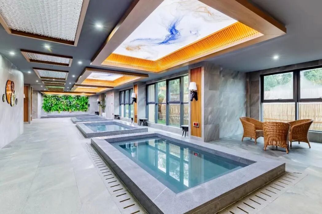 可以选择在房间内一边听着音乐一边泡温泉,或选择室外温泉,鸟瞰岱海湖