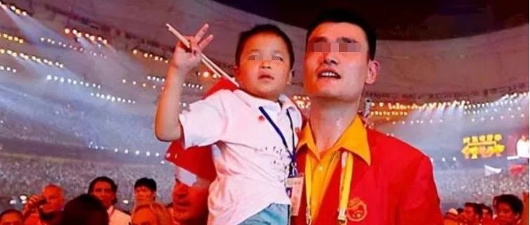 汶川地震9岁小英雄,被姚明抱上奥运,发誓考清华,如今却活成了这样