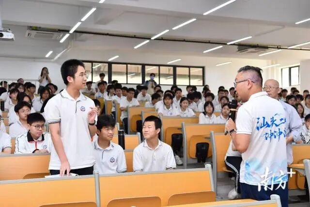 学生们抢答问题。