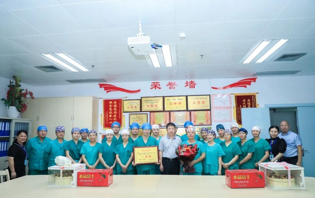 【中国医师节】河池市三医院医院班子到临床一线慰问，给医生们送上节日温暖