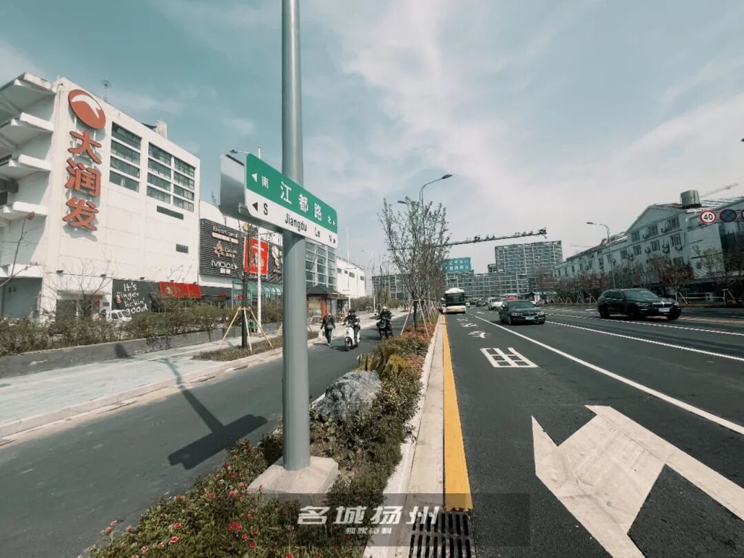 作为扬州东区的交通"大动脉",江都路与文昌路主干道交汇,日常车流量