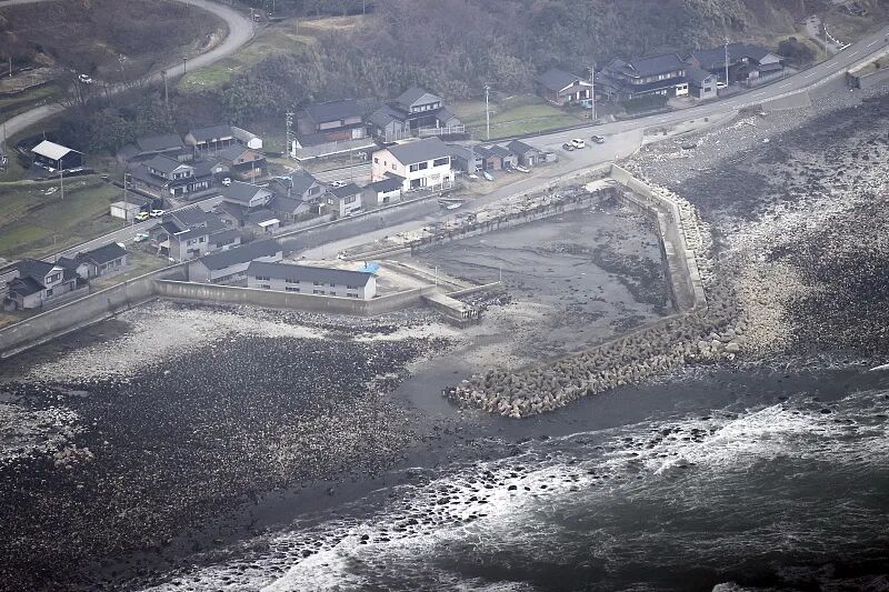 128人死亡，195人失踪，地震导致部分海域变成陆地！日本：只接受美国援助！一核电站附近海面发现油膜……（组图） - 1