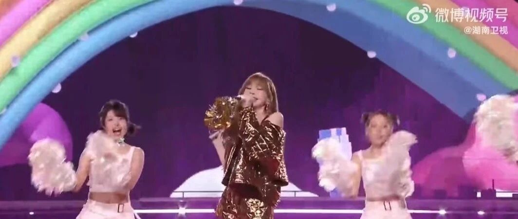 王心凌跨年夜杀疯了!5台机器人伴舞+6首金曲串烧,收视率破2.39炸穿回忆!