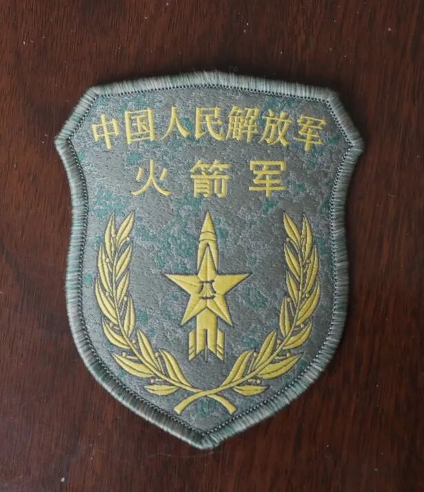 服饰▼并增加军种军旗全部改魔术贴形式采用全新隐蔽式设计胸标,臂章