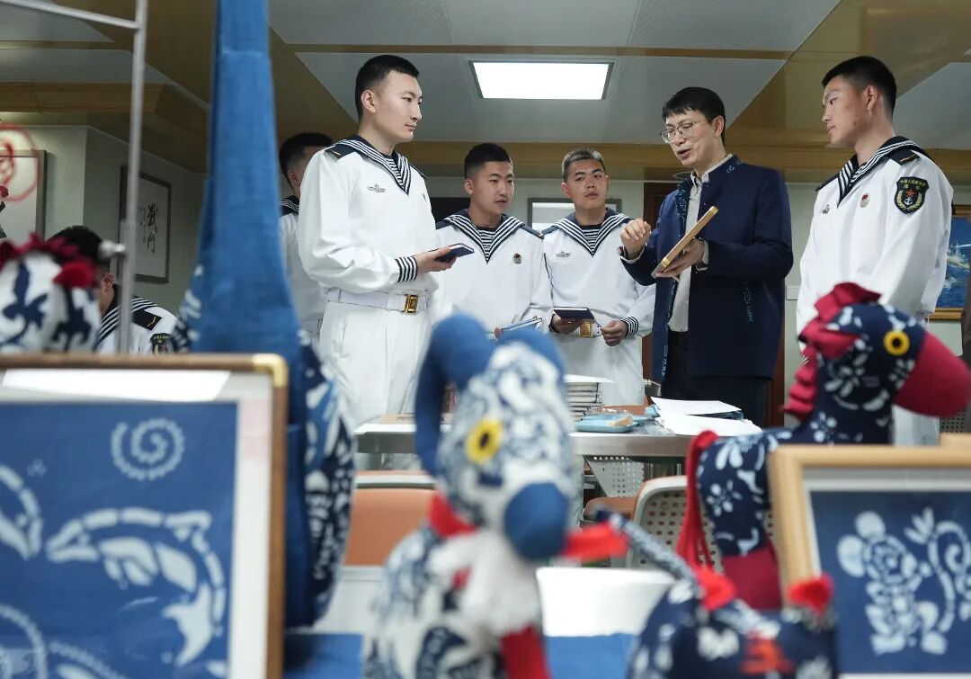 南通舰官兵在体验蓝印花布的制作。图_记者(17641147)-20260424211507.jpg