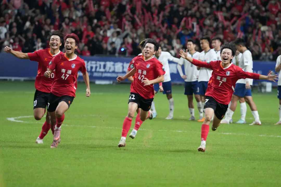 南通队球员（红色球衣）在点球大战中进入决(16006646)-20251022210716.JPG