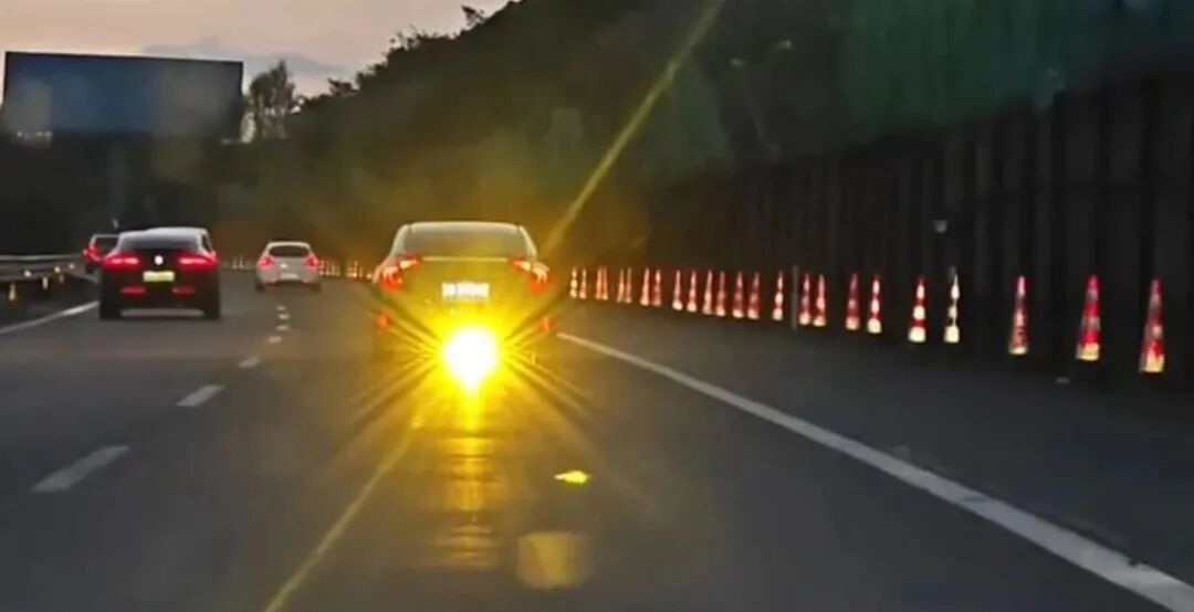 轿车车后装远光灯闪后车40多分钟,车尾装“远光灯”，高速上狂闪后车40分钟，警方通报..