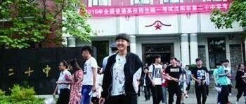 高考忘带身份证，求助交警的考生，700分考入清华！