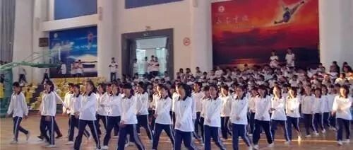 大学生时隔7个月返校，被宿管阿姨问懵