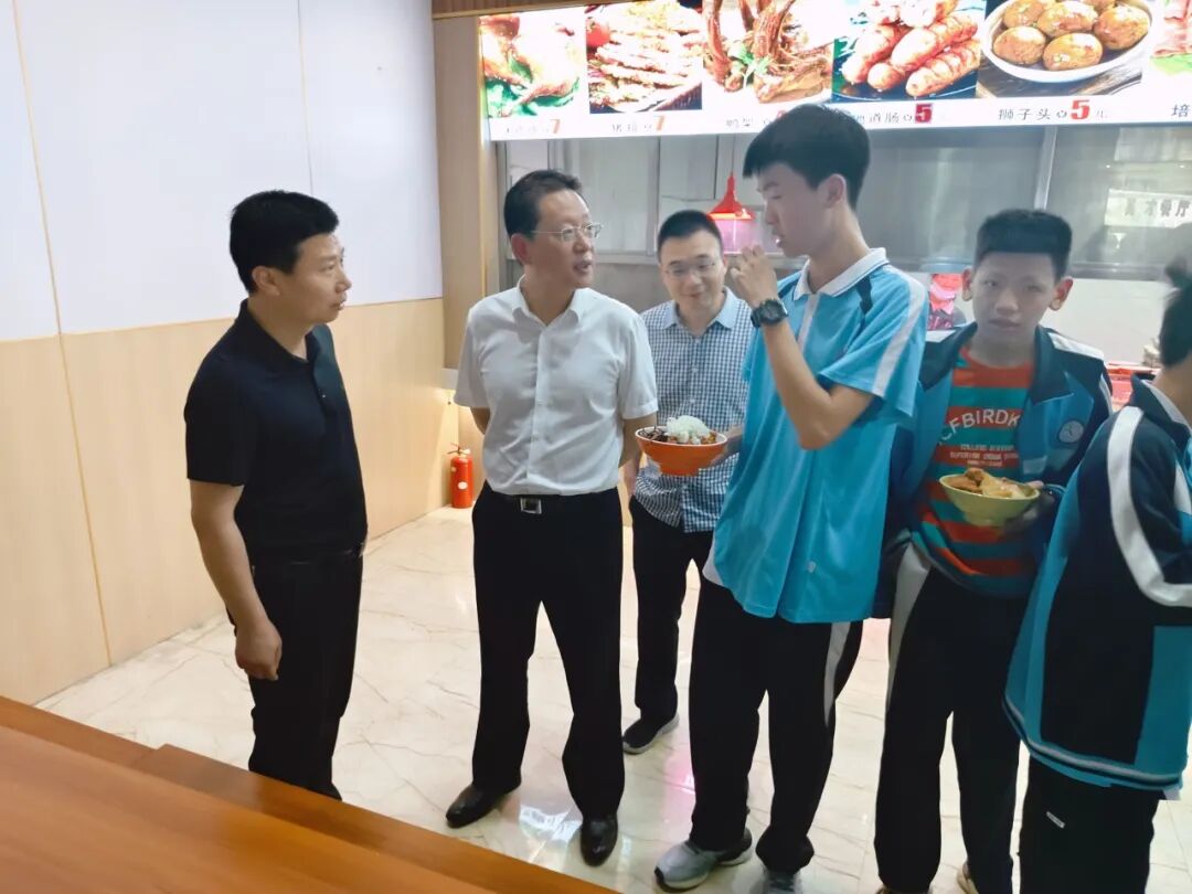 在修水县英才中学,韩潮实地查看了学校食堂管理,食品安全等方面情况.