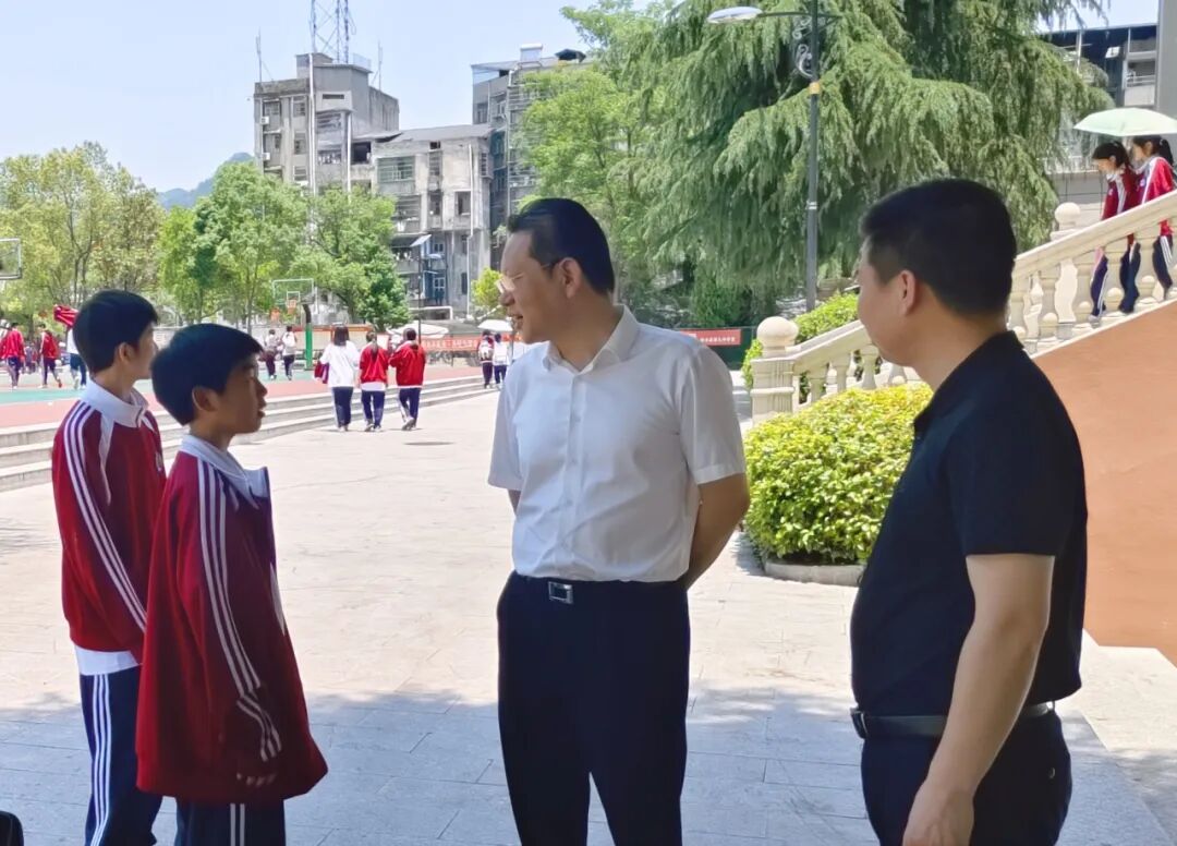 在修水县英才中学,韩潮实地查看了学校食堂管理,食品安全等方面情况.