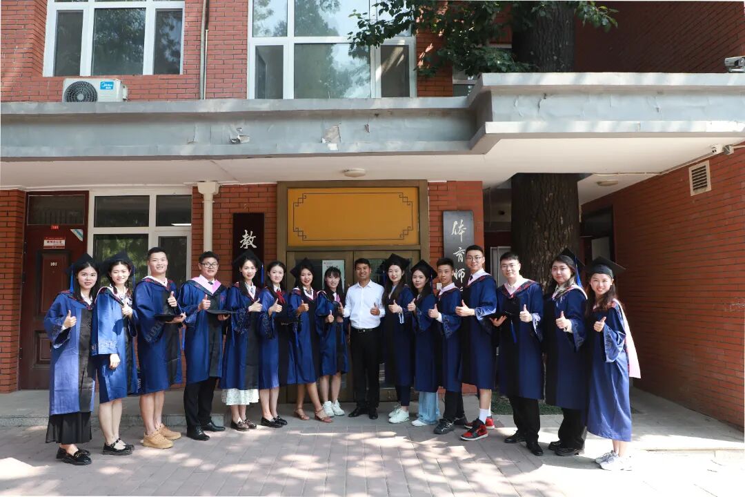所带2016级本科生在校研究生毕业来院合影.jpg