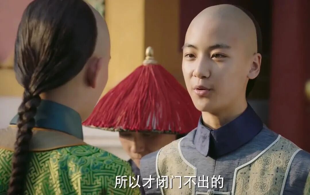 因为正是在横店拍这部戏,才有了买咖啡偶遇《流浪地球》制片要他照片