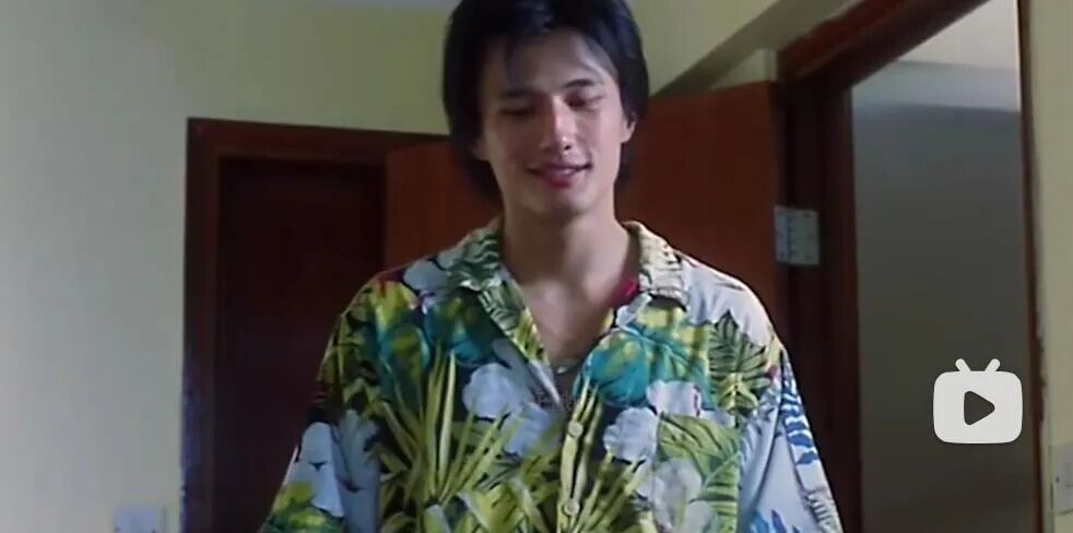 现在重温尹子维在《绝色神偷》《雀圣》《新警察故事》里的cut惊觉,靠