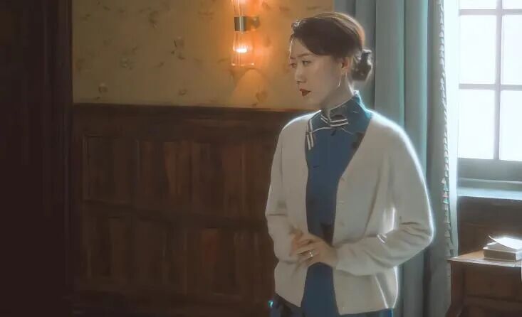 好像人至中年,高露大把的美貌便用在了"演妻子"这件事上.