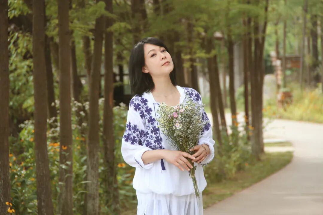 55岁刘若英罕见带儿子露面，9岁酷酷又瘦又高性格活泼，继承妈妈颜值明星范足