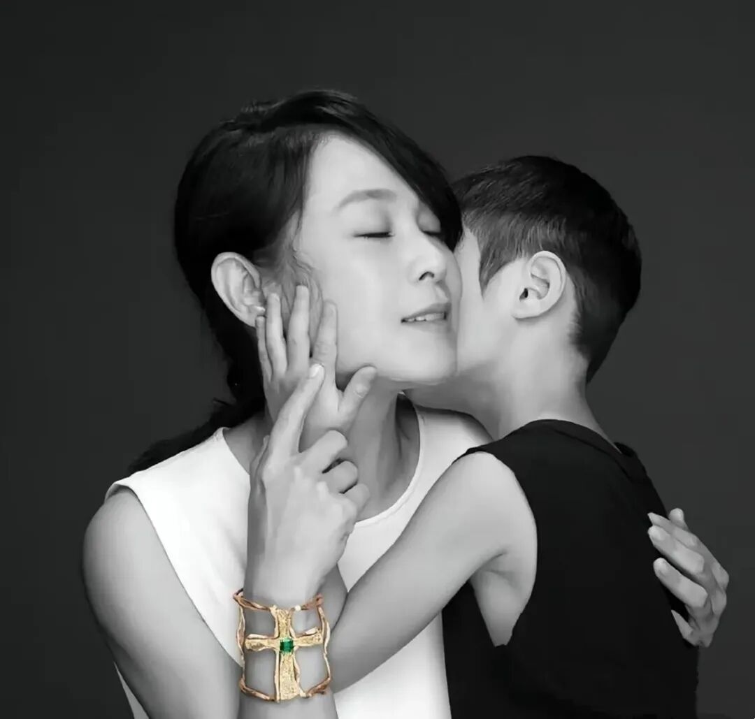 55岁刘若英罕见带儿子露面，9岁酷酷又瘦又高性格活泼，继承妈妈颜值明星范足