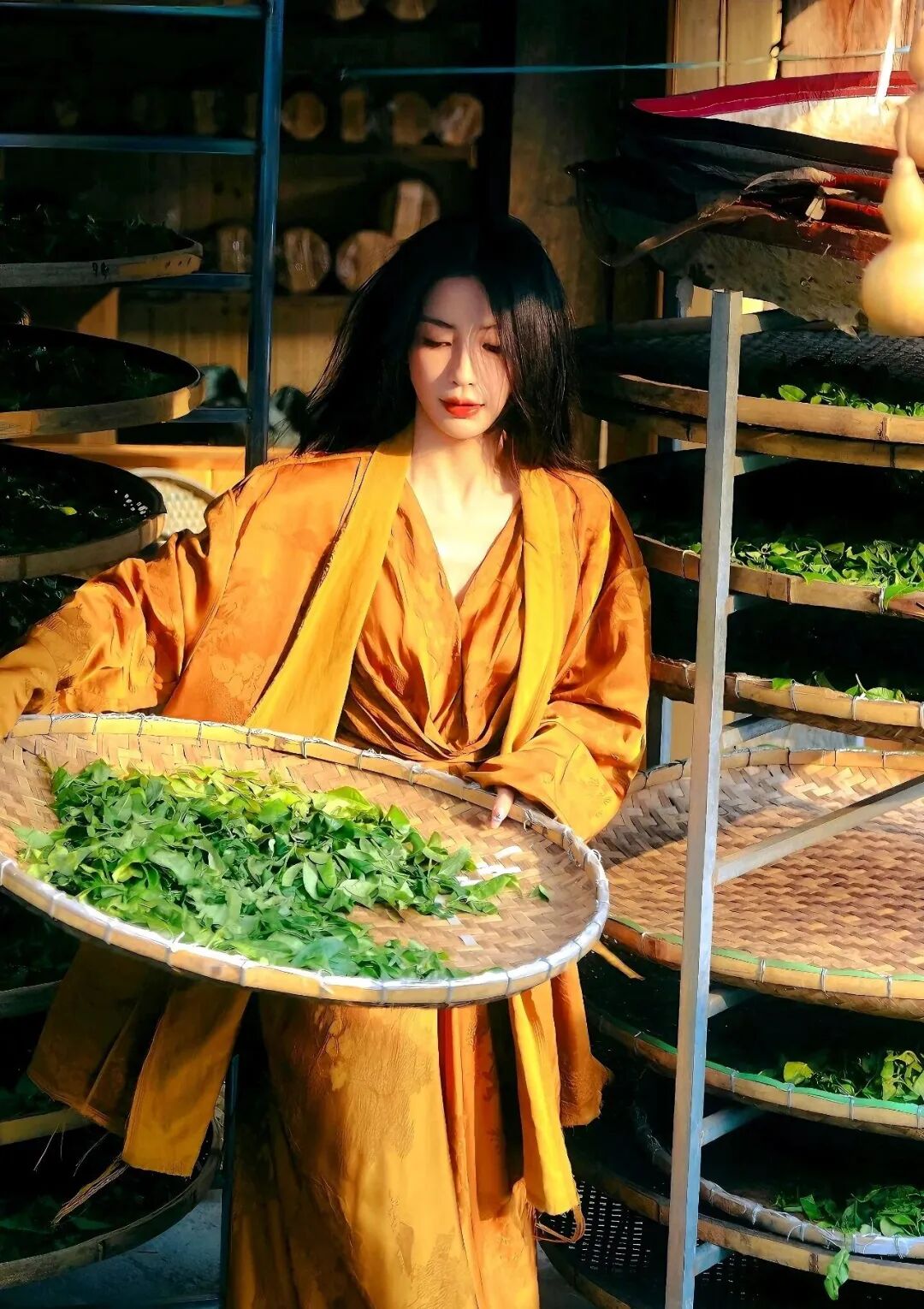 杨颖离开黄晓明后气质变了，穿黄长袍现身云南清心寡欲，素颜依旧美得亮眼