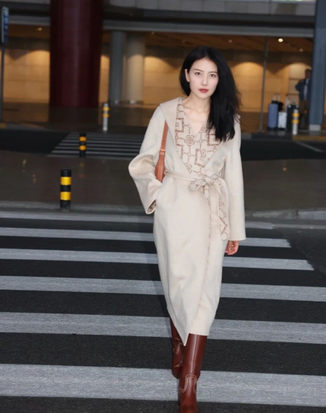 45岁高圆圆真是人美任性！穿“浴袍”将机场走成秀场，不俗气还高级慵懒