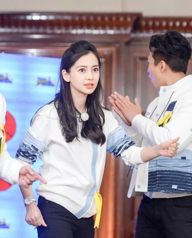 杨颖离开黄晓明后气质变了，穿黄长袍现身云南清心寡欲，素颜依旧美得亮眼