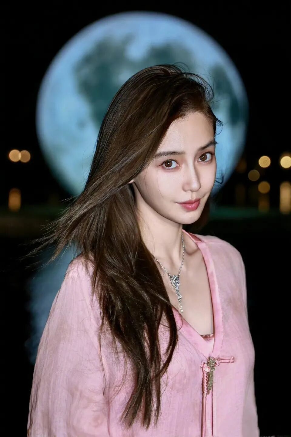 杨颖离开黄晓明后气质变了，穿黄长袍现身云南清心寡欲，素颜依旧美得亮眼