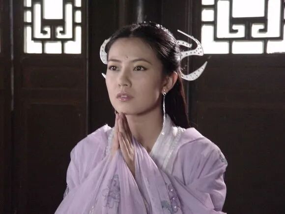 45岁高圆圆真是人美任性！穿“浴袍”将机场走成秀场，不俗气还高级慵懒