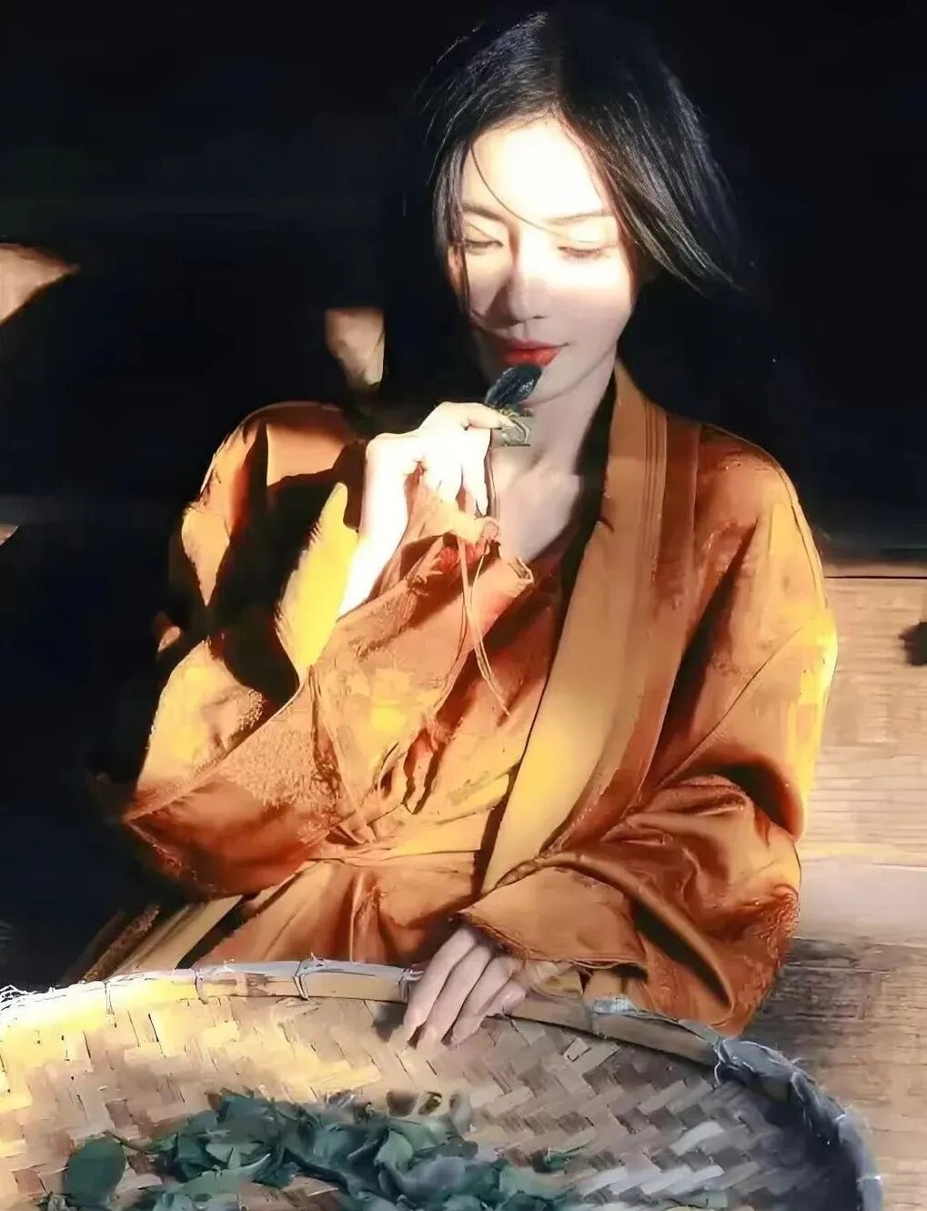 杨颖离开黄晓明后气质变了，穿黄长袍现身云南清心寡欲，素颜依旧美得亮眼