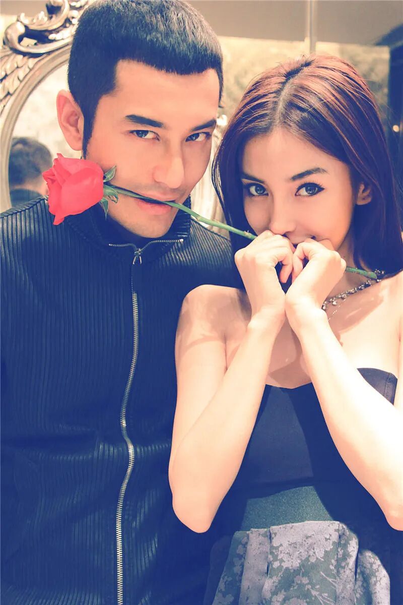 杨颖离开黄晓明后气质变了，穿黄长袍现身云南清心寡欲，素颜依旧美得亮眼