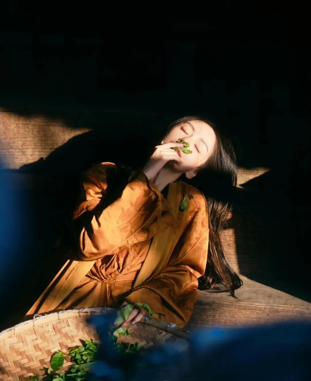 杨颖离开黄晓明后气质变了，穿黄长袍现身云南清心寡欲，素颜依旧美得亮眼