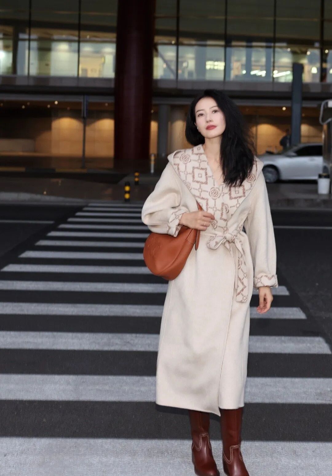 45岁高圆圆真是人美任性！穿“浴袍”将机场走成秀场，不俗气还高级慵懒
