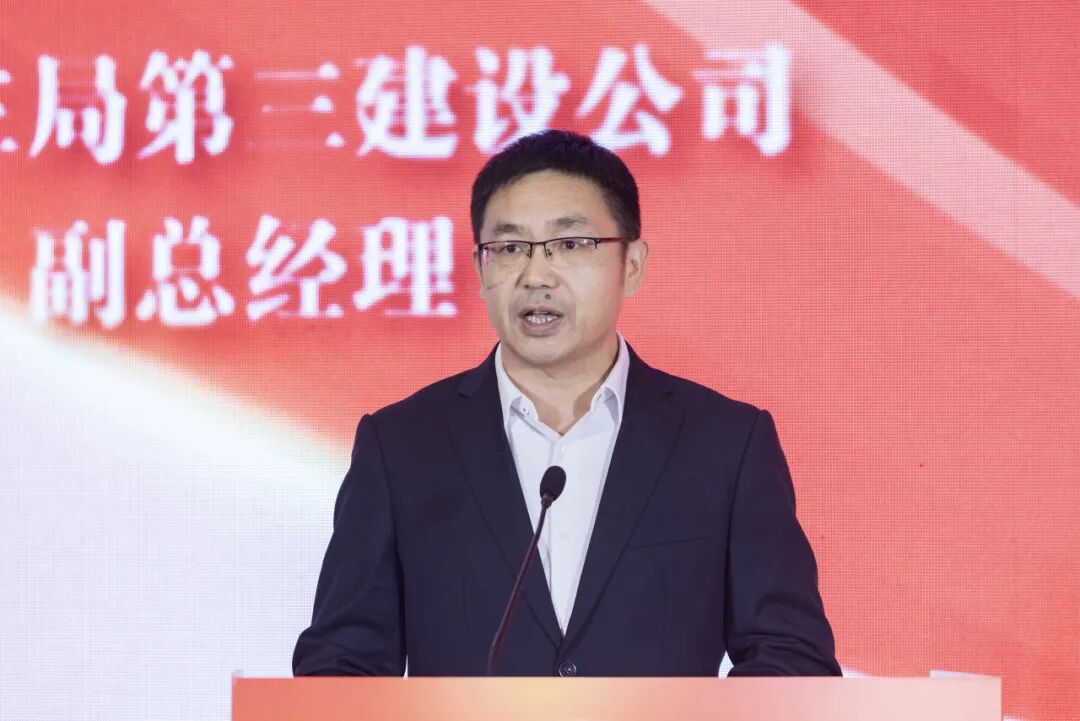 单位代表授牌齐从月为第二批获奖单位代表授牌浙江公司副总经理丁勇祥