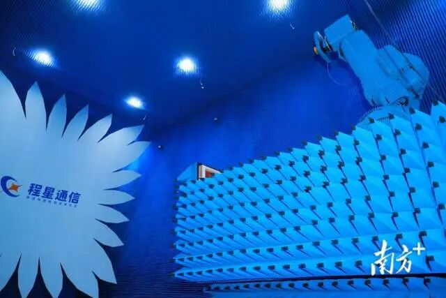 程星通信的星载阵列天线测试紧缩场暗室。