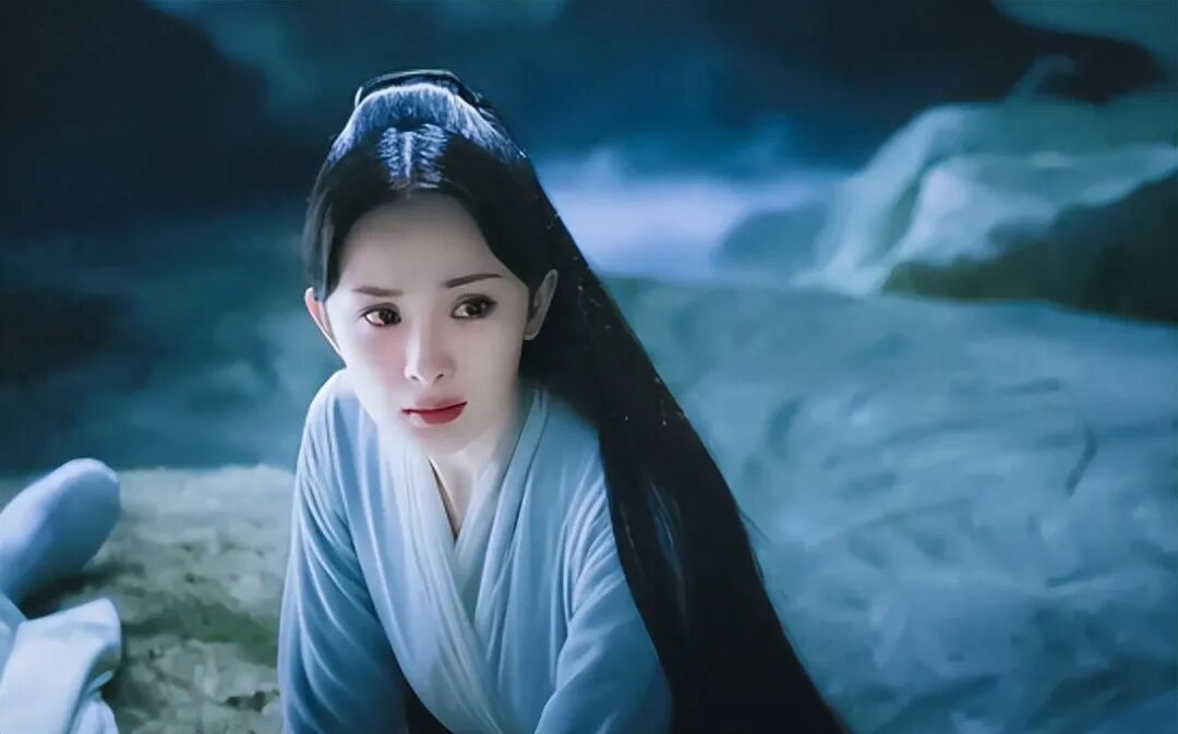 杨幂童星出道,2011年凭借一部《宫锁心玉》成为了娱乐圈的一线女星.